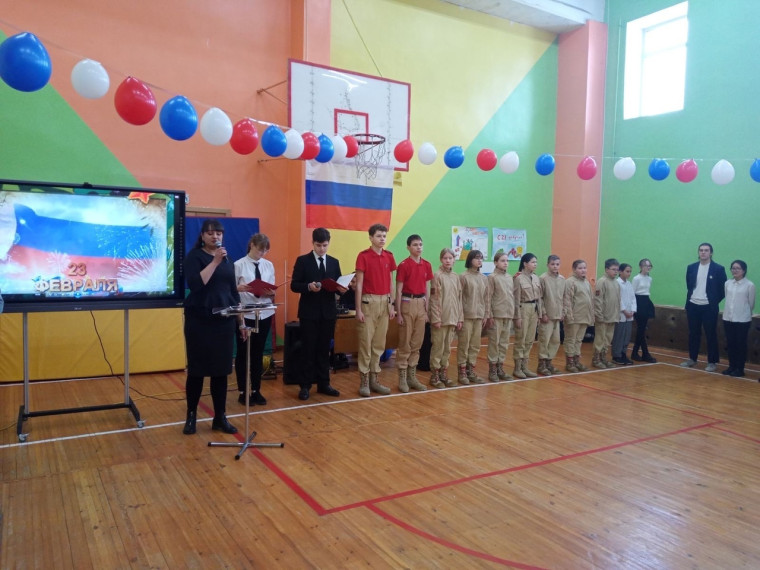 Торжественная линейка ко дню Защитника Отечества.